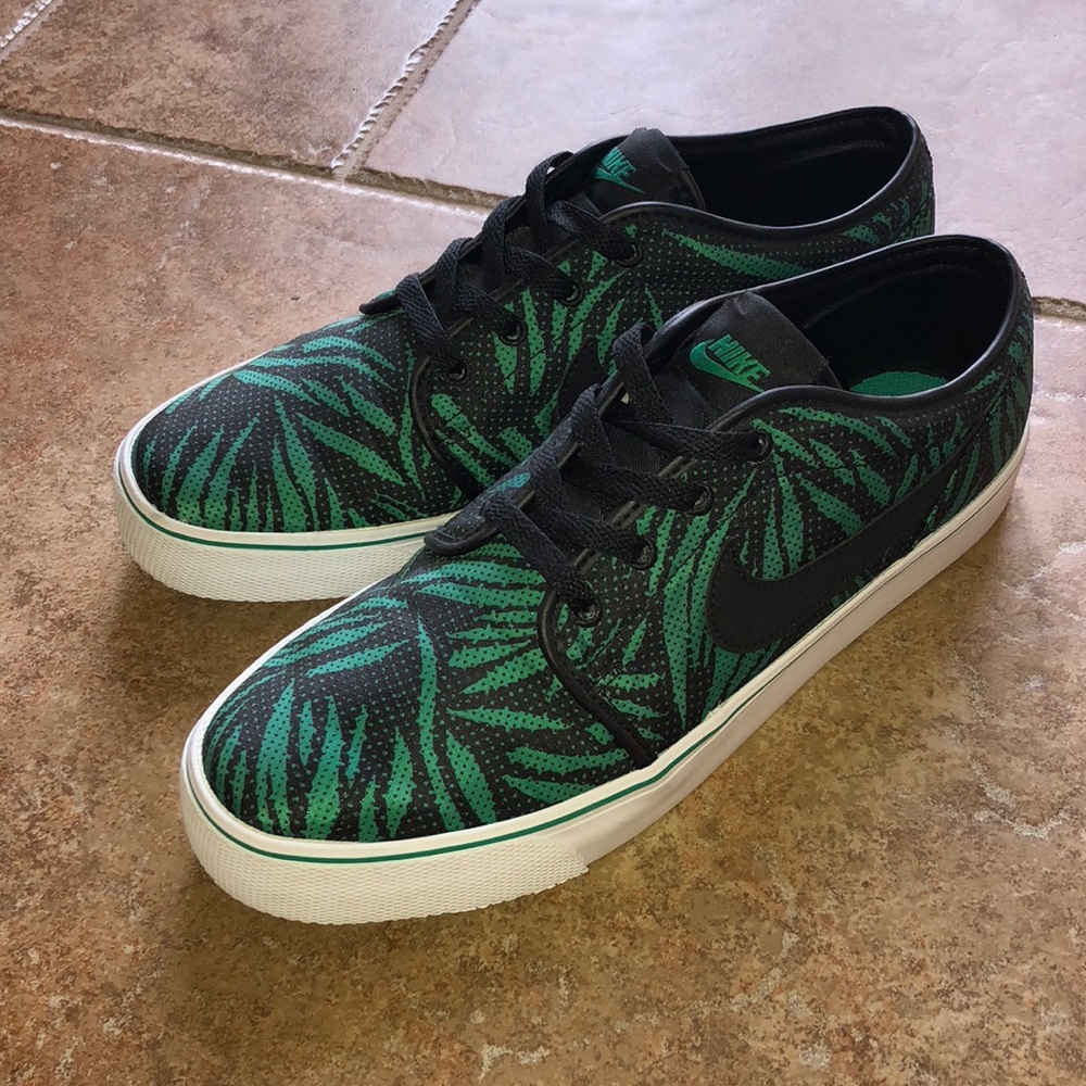 EUC Nike Toki sneaker